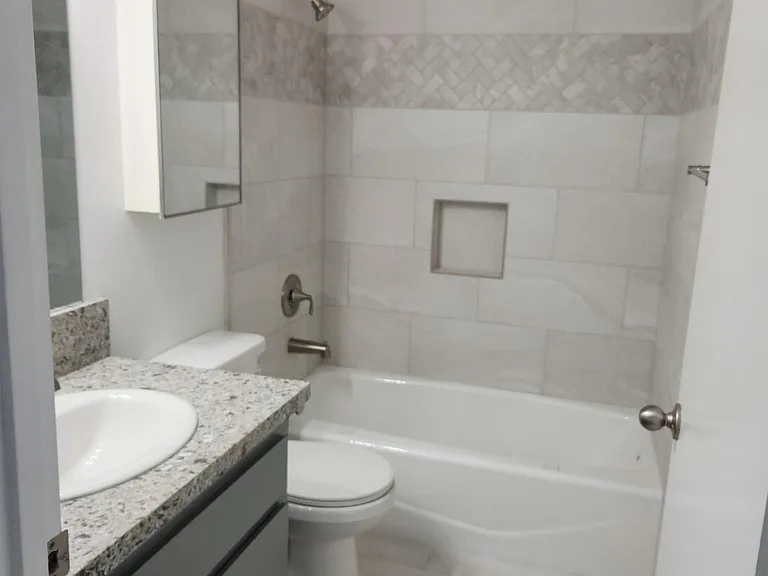 129 W Jones St #A — Photo 3