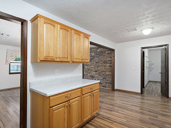 3rd image of 914 S East St