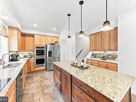 3rd image of 39 Maple Ln