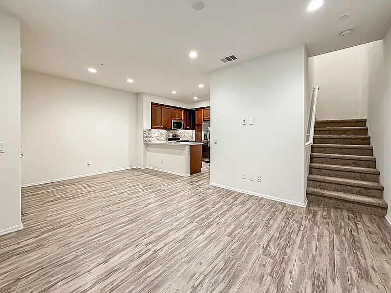389 Castiano St — Photo 10