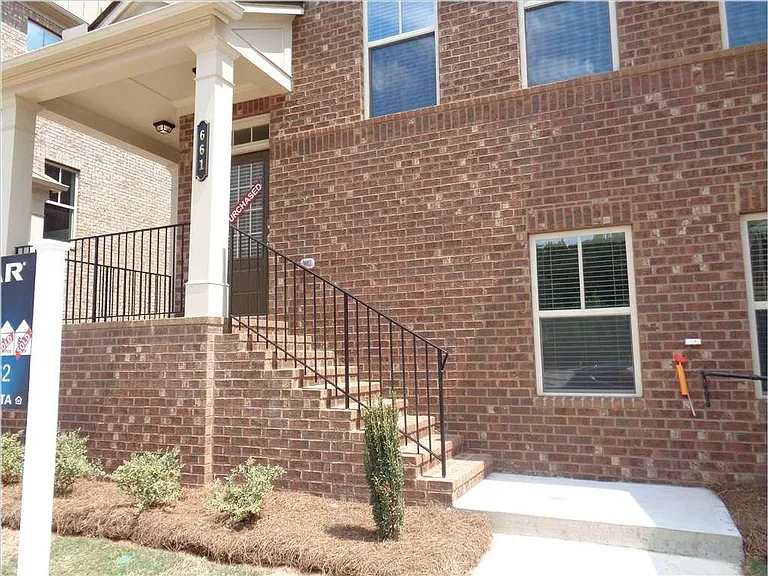 661 Sunset Park Dr — Photo 2
