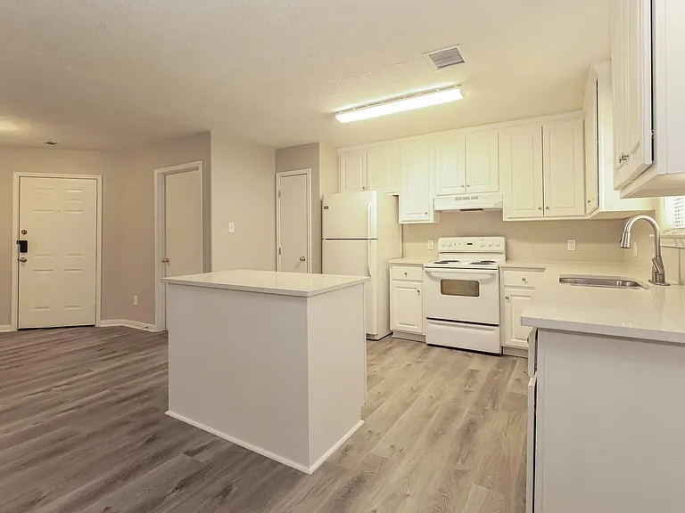 16360 Hidden River Ct — Photo 8