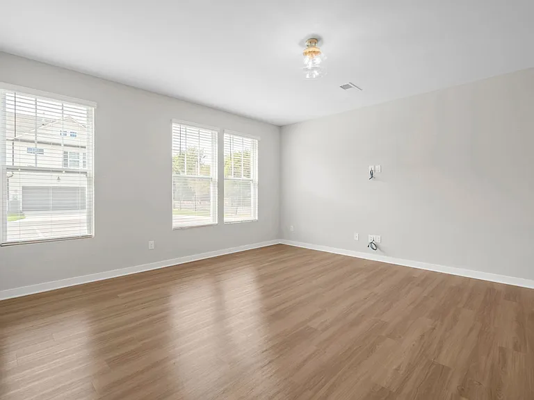 808 Lew St — Photo 5