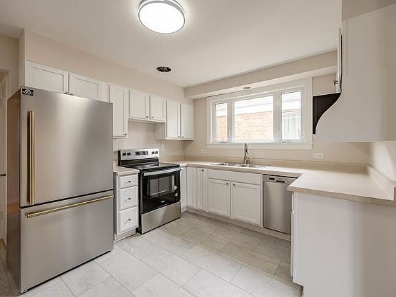 3rd image of 4730 S Lawler Ave