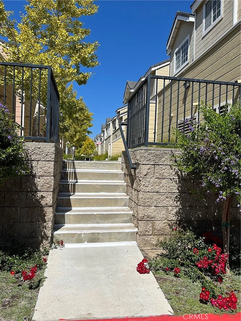 3 bed, 2.5 bath, 1404 sqft, $4,200 — Photo 3