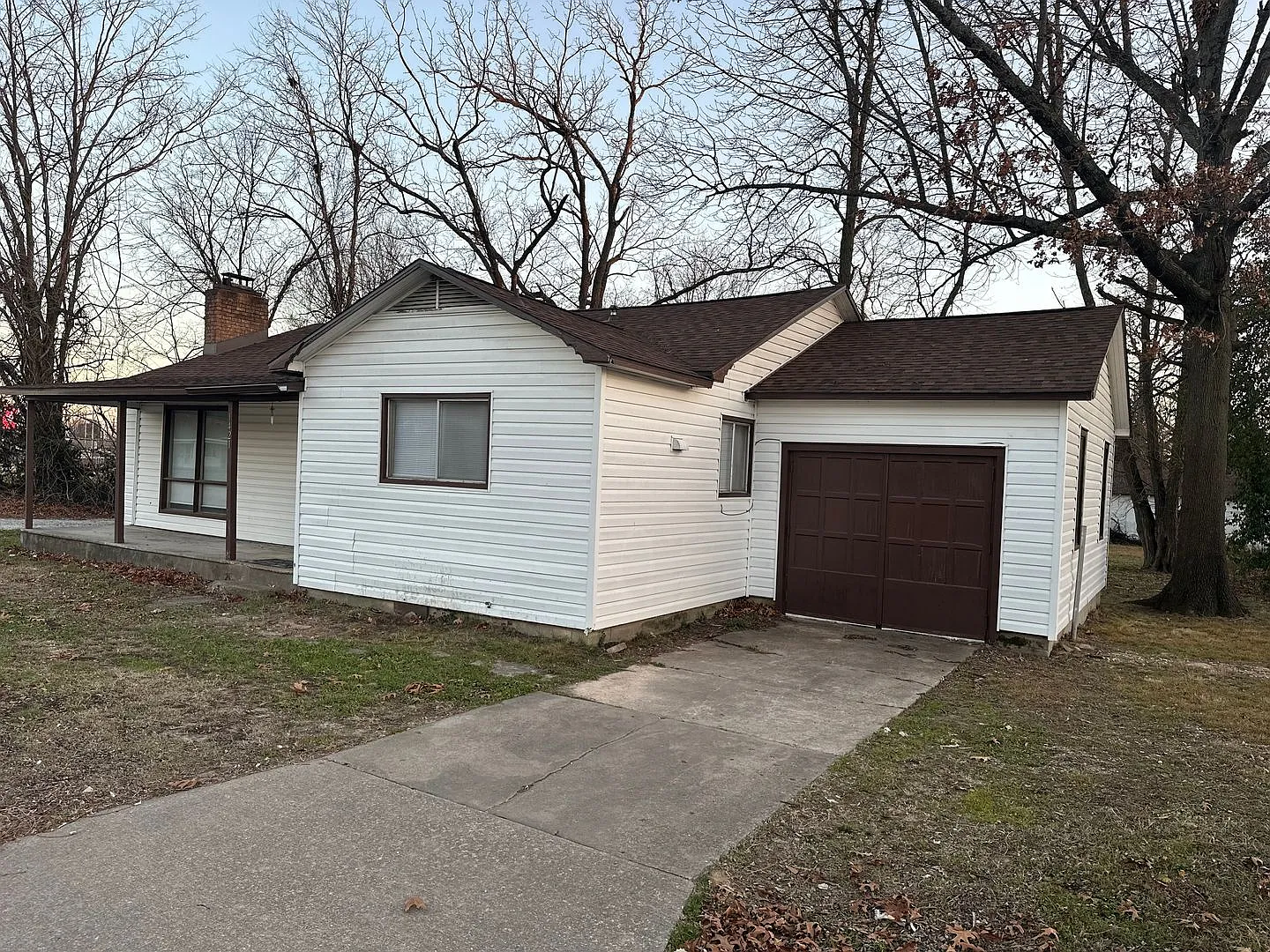 Available Now! 3-Bed, 1-Bath Home w/ Garage - Central Springdale, right next to Springdale High S... — Photo 2