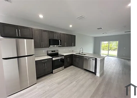 3 bed, 1162 sqft, $1,697 — Photo 4