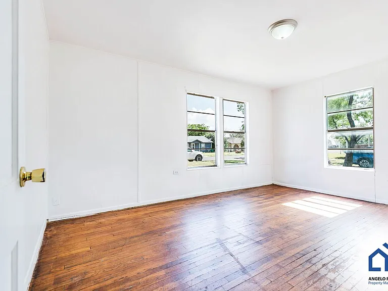 107 Belaire Ave — Photo 9