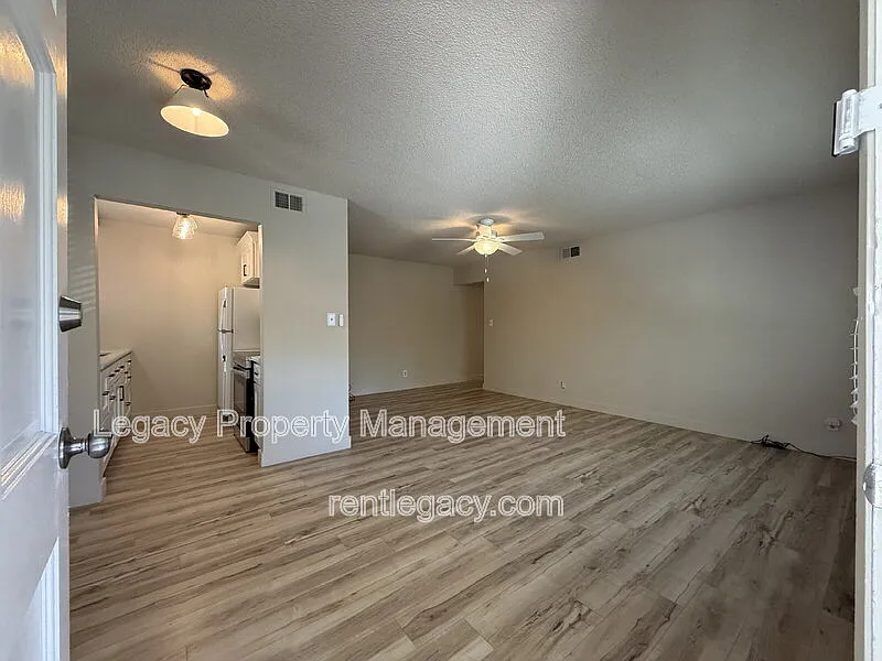 2 bed, 1.0 bath, 924 sqft, $1,650 — Photo 2