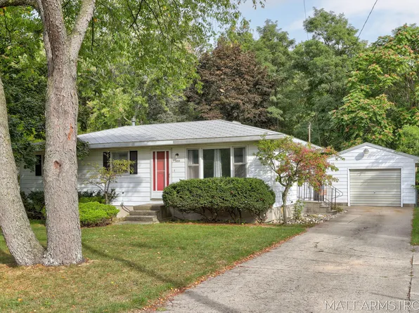 1454 Airport Rd, Norton Shores, MI 49444