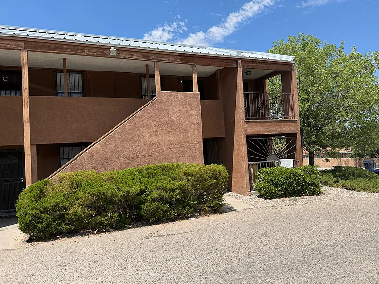 Quality 2 Bed / 1 Bath Apts - Close to I-25, UNM, and KAFB — Photo 56