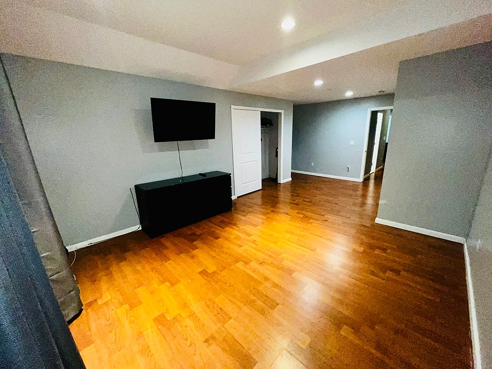 Large Bedroom (235 sq. ft) with two big closets