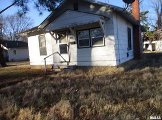 1109 E Webster St, Benton, IL 62812