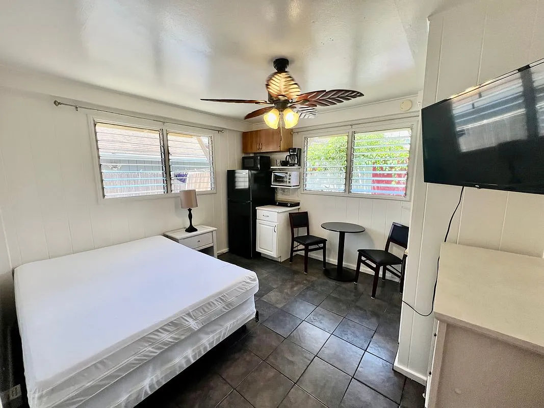 Studio, 1.0 bath, 250 sqft, $1,250 — Photo 3