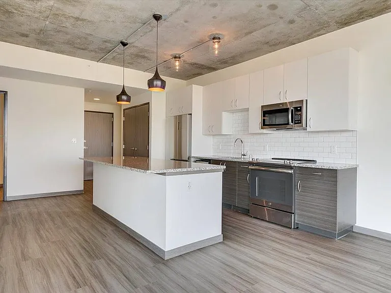 2 Bed / 2 Bath - Kitchen
