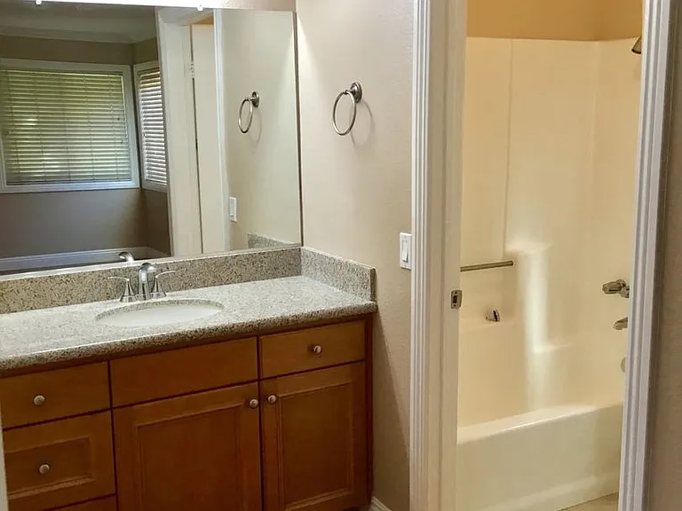 272 S Poplar Ave — Photo 10