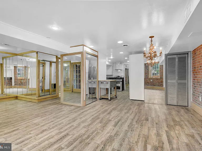 1118 Girard St NW #B — Photo 5