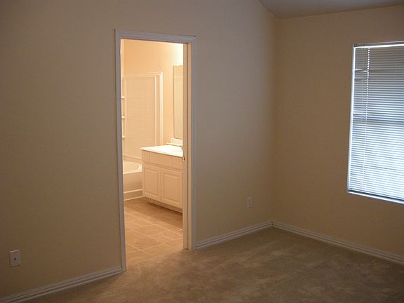 4th image of 9522 Belleclaire Ln