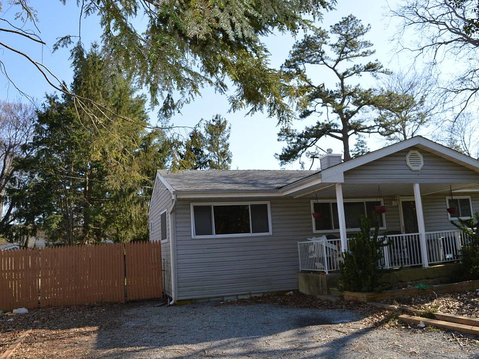 2nd image of 19 Laurel Blvd