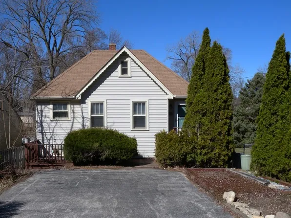 210 Fairfield Dr, Island Lake, IL 60042