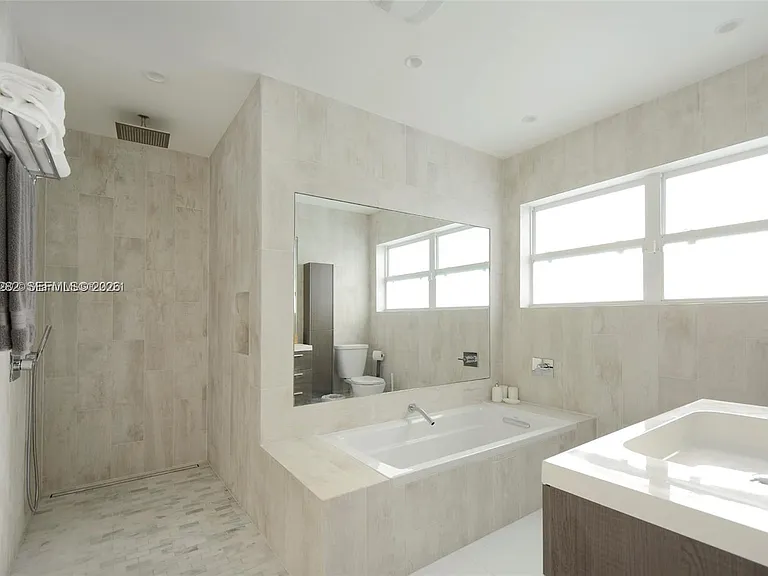 880 N Venetian Dr — Photo 16