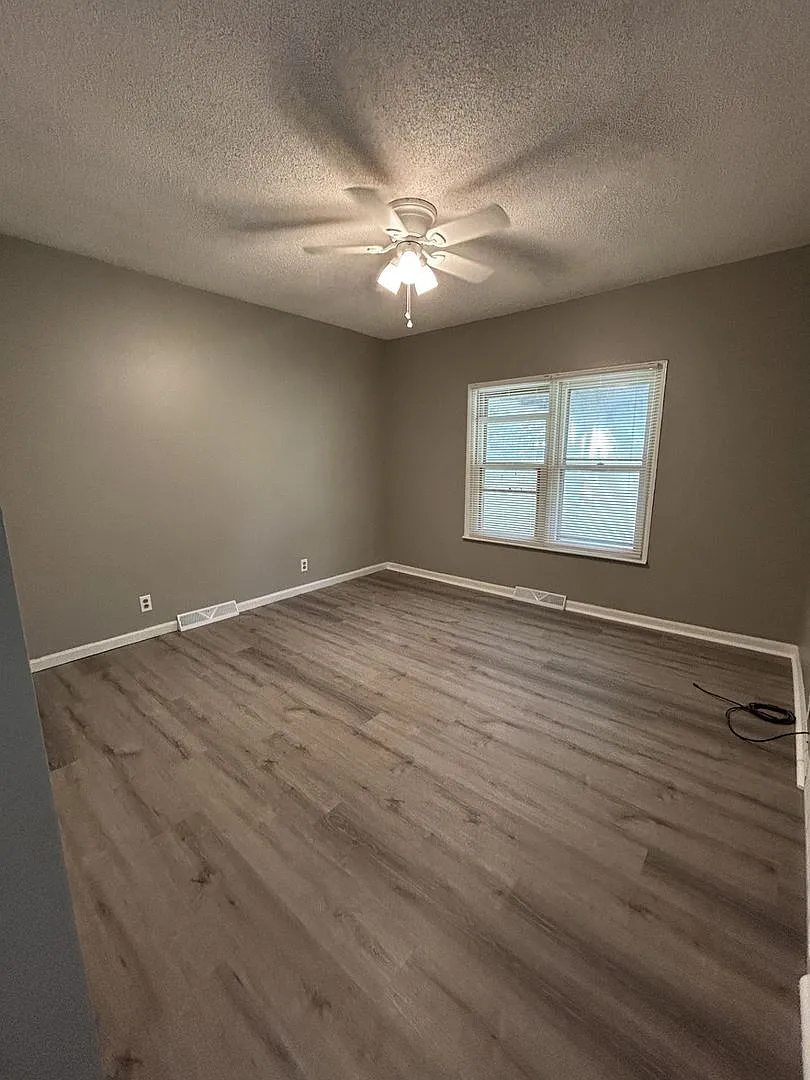 Coming Soon!! 3 Bedroom/ 1 Bathroom House — Photo 3