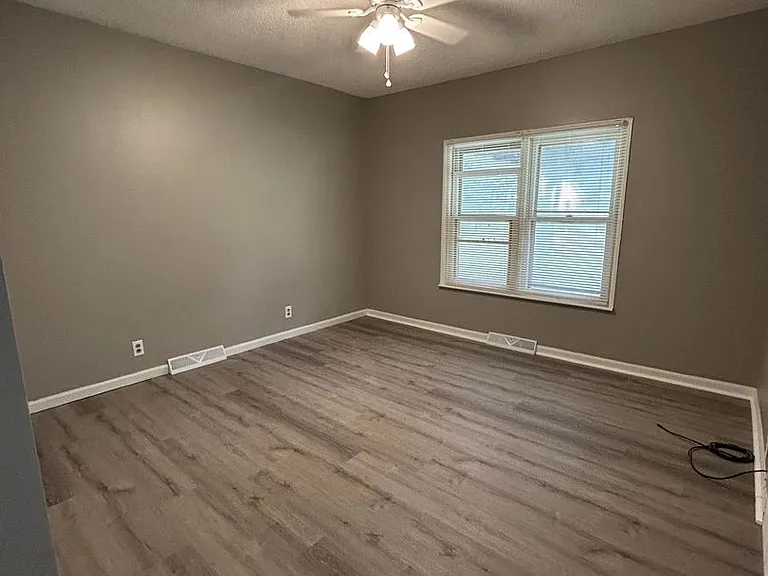 806 W Kansas St — Photo 3