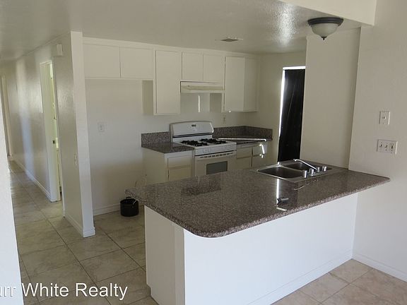 4th image of 210 Colton St #B