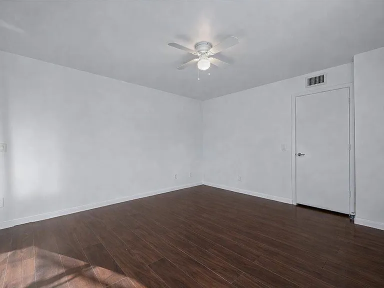 1945 Stratford Way — Photo 16