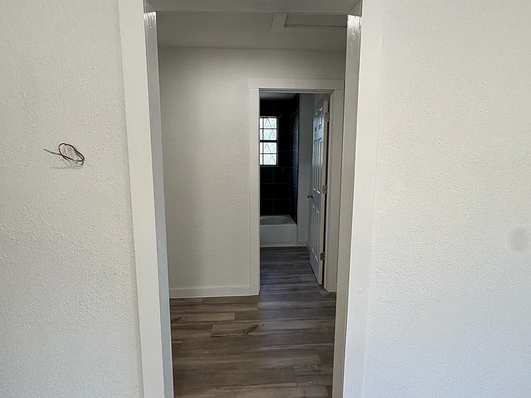 909 N Avenue B — Photo 8