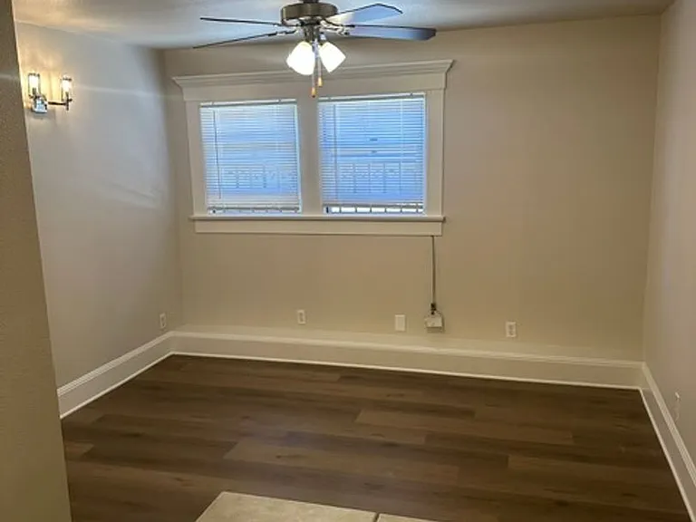 Broadway Manor — Photo 2