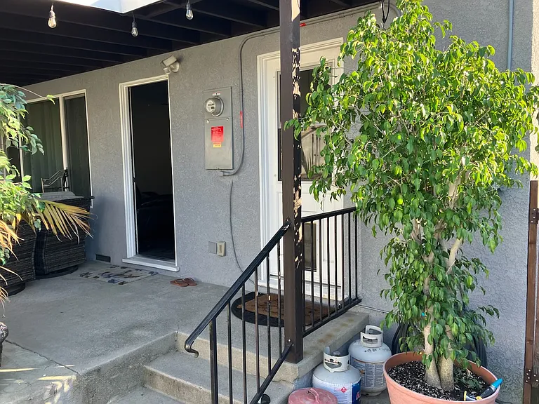 2825 Frankel St — Photo 38
