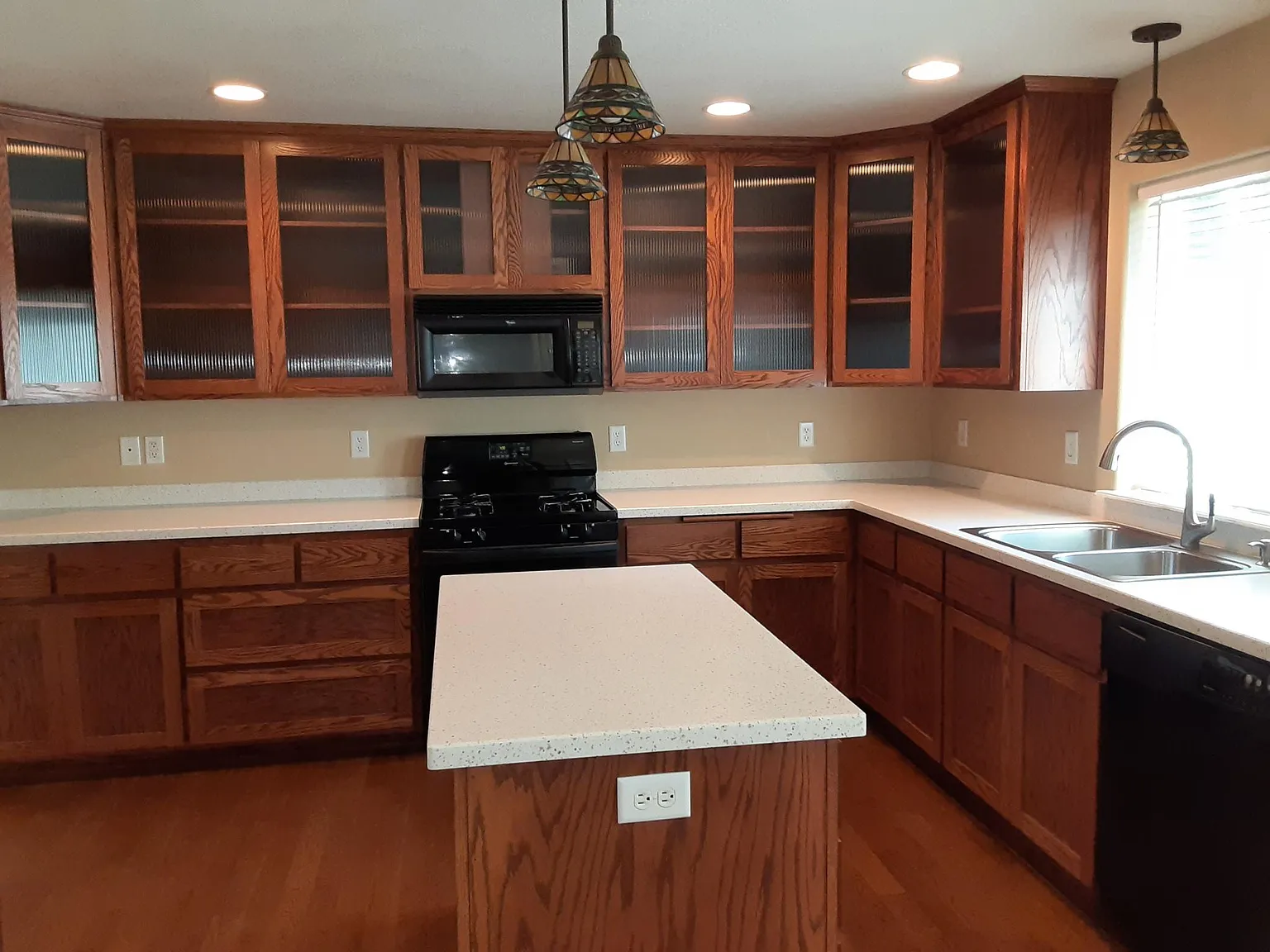 657 Spring Valley Dr — Photo 2