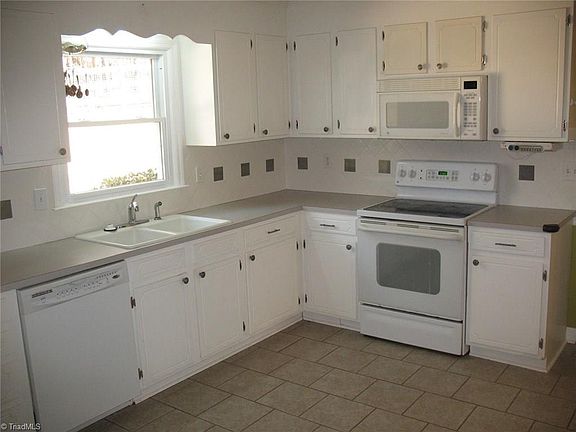 5th image of 107 Hillside Manor Dr