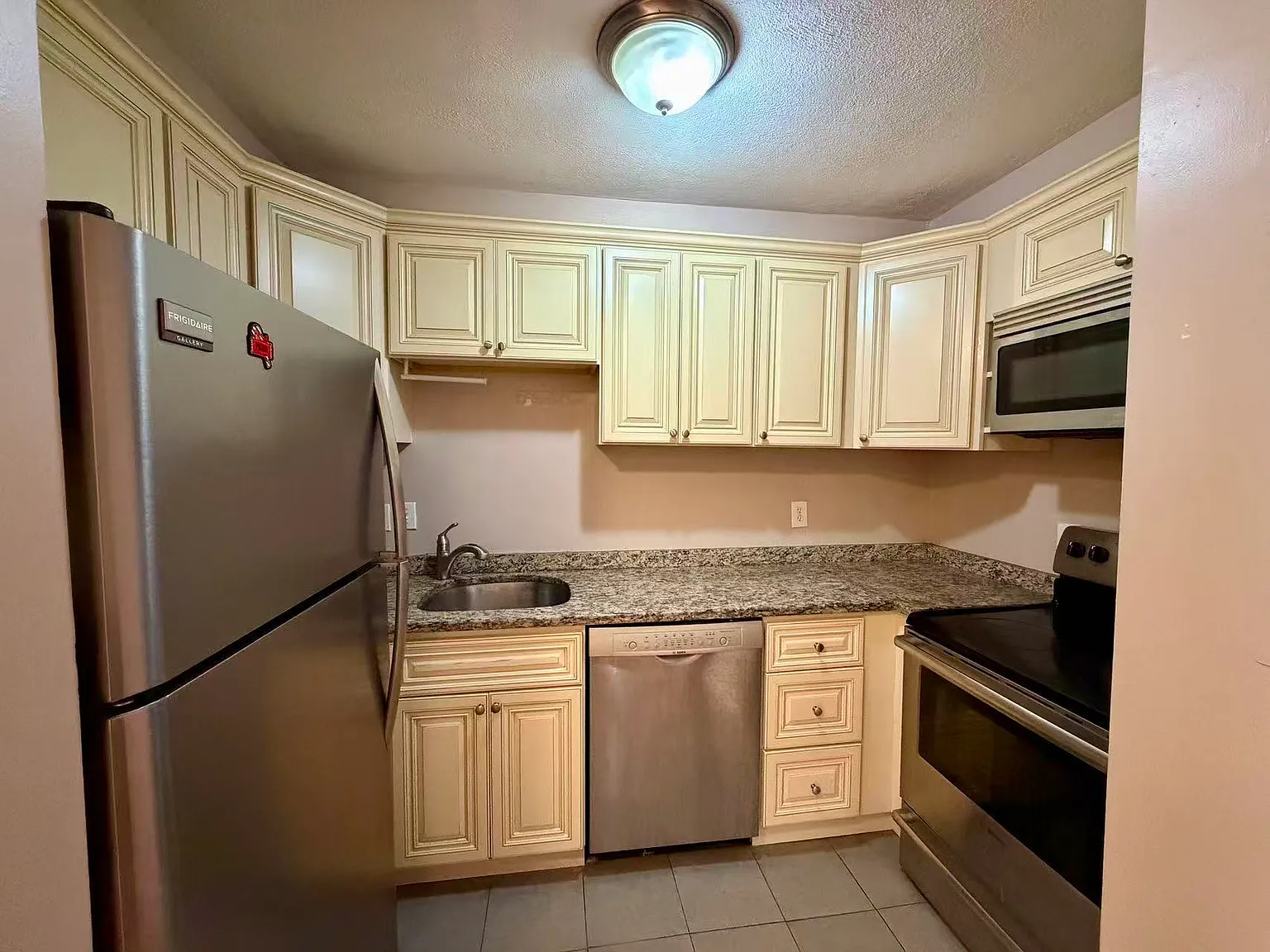 2 bed, 638 sqft, $3,700 — Photo 2