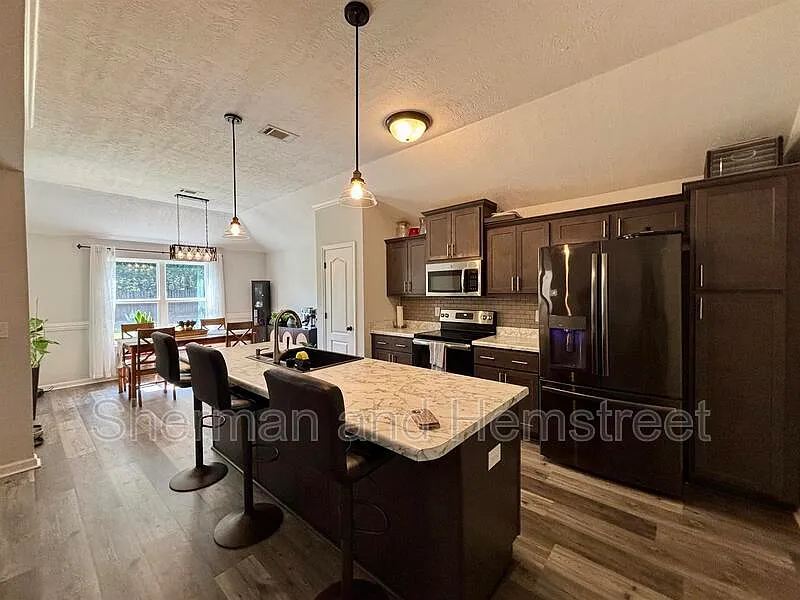 3 bed, 2.0 bath, 1809 sqft, $2,100 — Photo 4