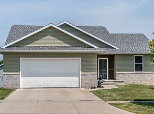 6205 Palmetto Cir SW, Cedar Rapids, IA 52404