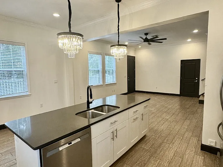 331 N Trask St — Photo 8