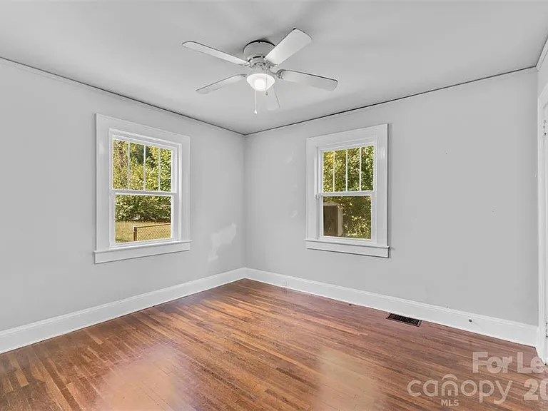 1936 Garibaldi Ave — Photo 5