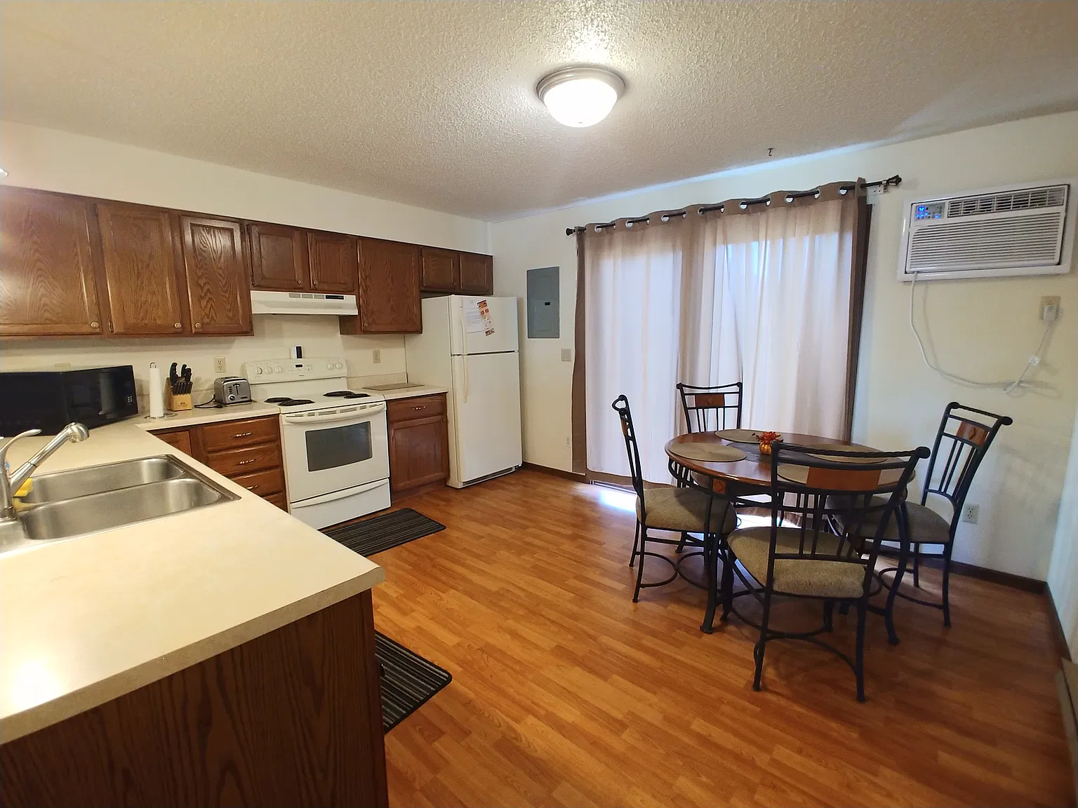 2 bed, $1,200 — Photo 3