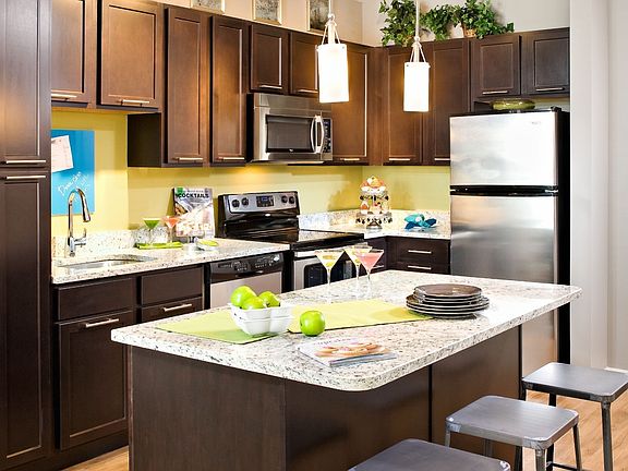 5th image of 2300 Washington Pl NE #50-541