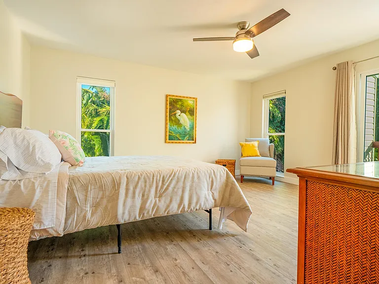 en-suite bedroom #3. Comfy Queen memory foam mattress with topper.
