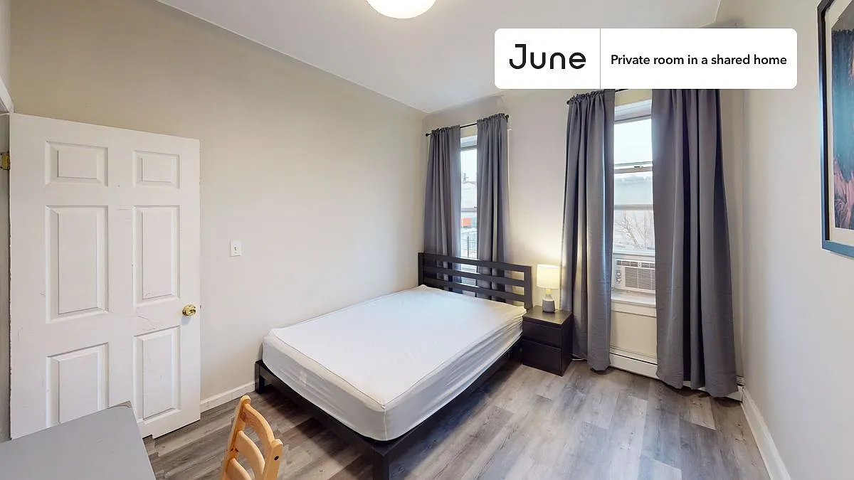 Queen bedroom in 3 bed/1 bath home in Ridgewood #772 B — Photo 1