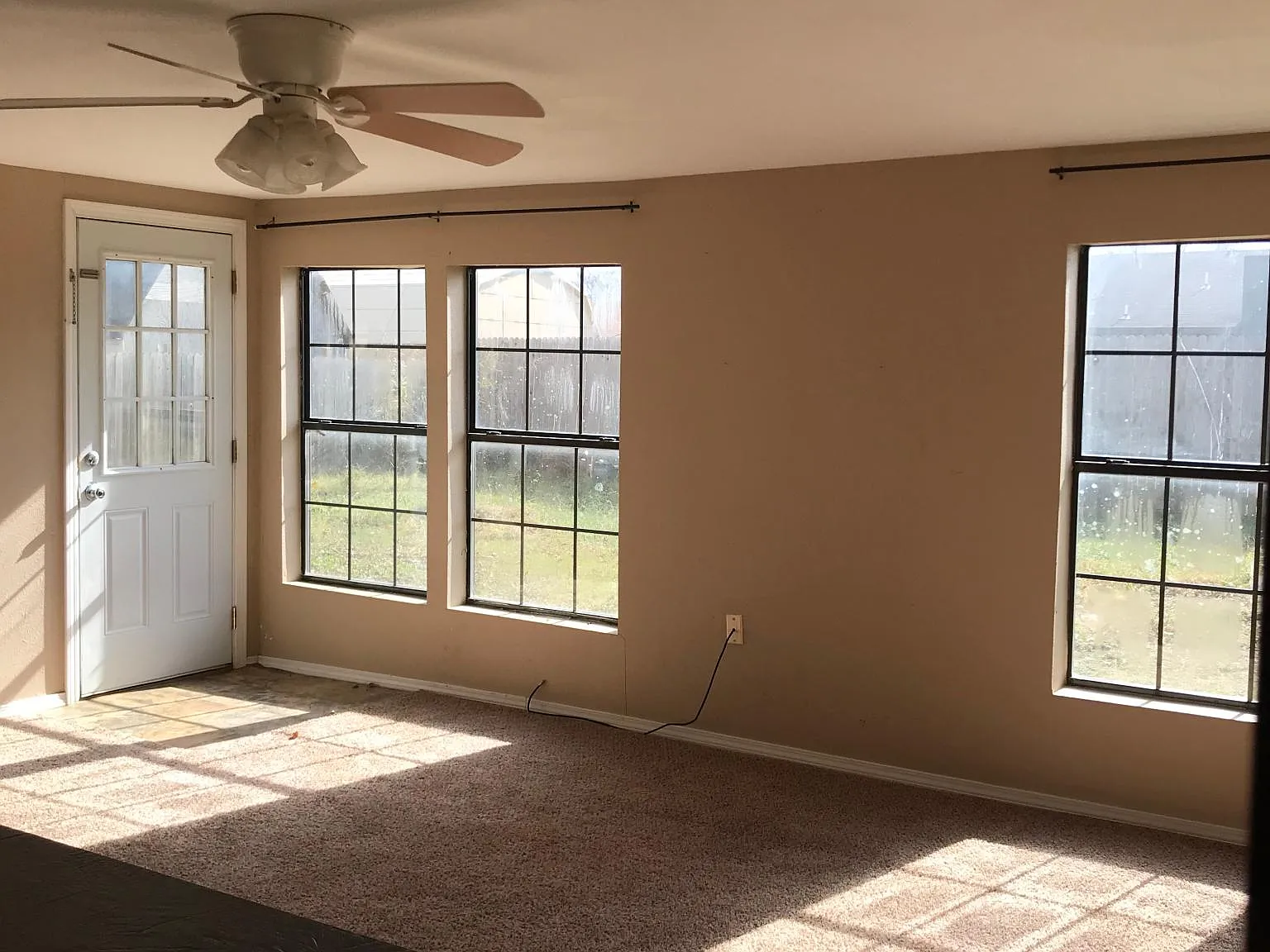 3 bed, 1.5 bath, 1386 sqft, $1,595 — Photo 3
