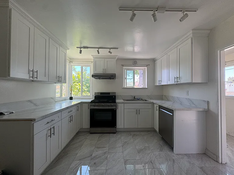 1529 S Monterey St — Photo 5