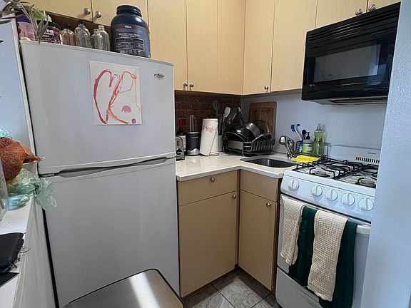 5th image of 343 W 14th St APT 5fw
