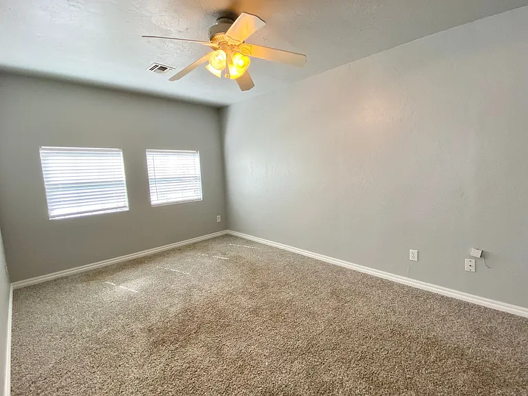 429 W Hurd St — Photo 6