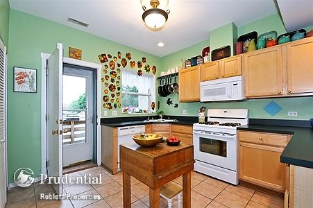 3rd image of 3021 W Sunnyside Ave #3