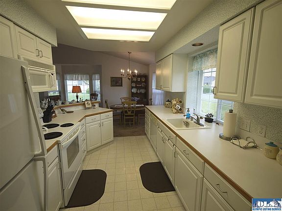 3rd image of 623 W Stratford Ct