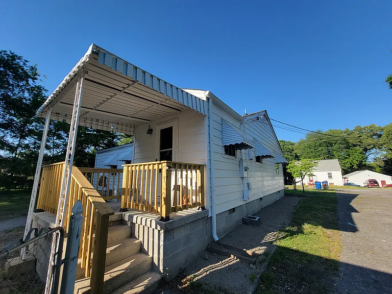 15704 Meridian Ave — Photo 11